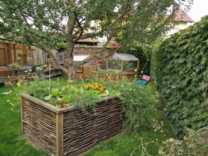 Hochbeet mit Weidengeflecht