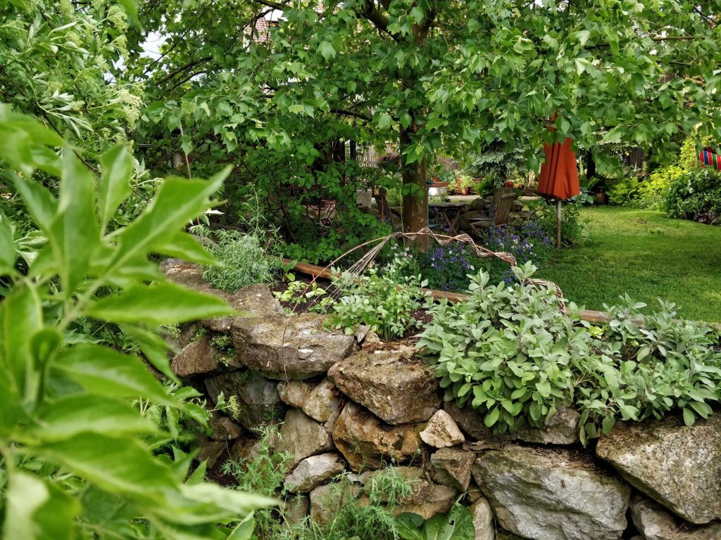 naturnaher Garten mit Sitzplatz