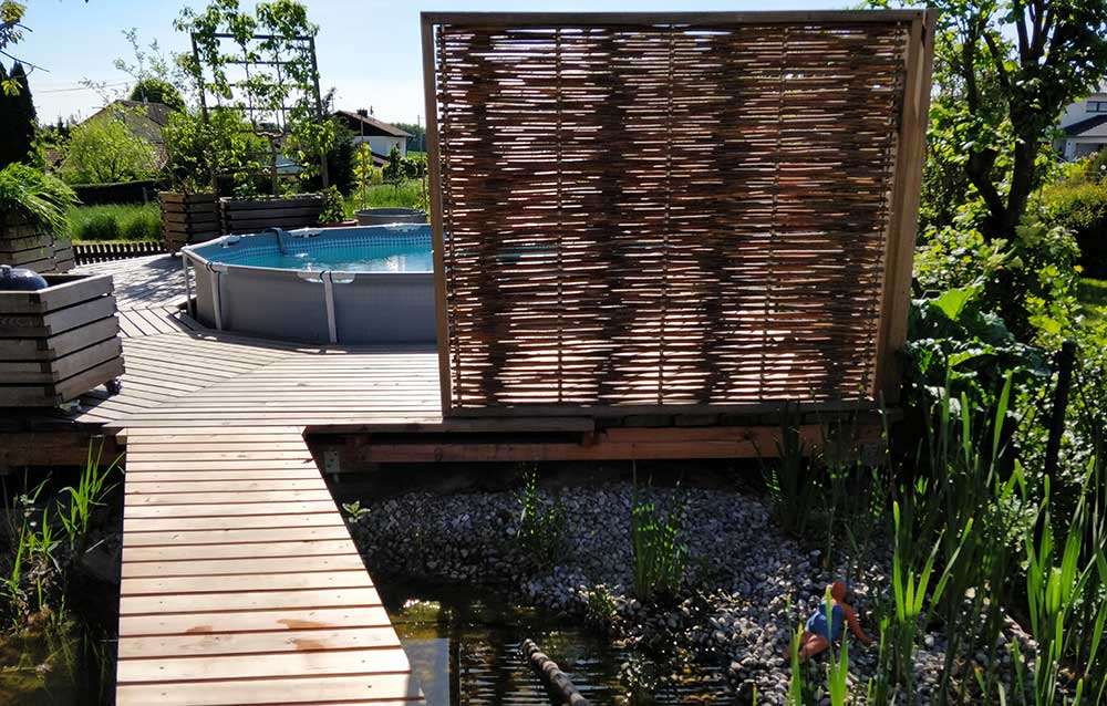 Sichtschutz aus Weidengeflecht im Sommer
